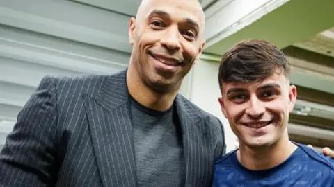 新华社：龙舟竞渡情意浓，同胞相聚显亲情