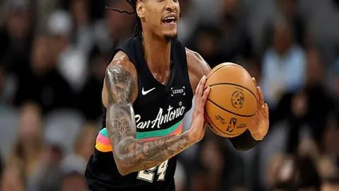 曼联0-1不敌阿斯顿维拉，豪斯头球制胜，B费错失关键点球，错失绝平良机。